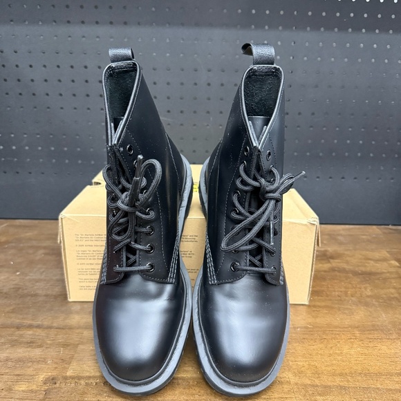 New W/ Box! Mens DR. MARTENS 1460 Mono Smooth Black Leather Lace Up Boots Size 9 - Picture 3 of 5